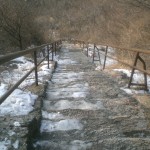 Vereiste Treppen am Berg