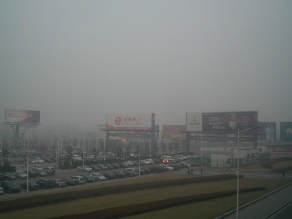 Der typische chinesische Winternebel (hier am Flughafen in Zhengzhou)