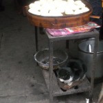 Baozi und Katze im muslimischen Viertel in Xi'an