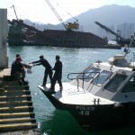 Polizei-Boot holt sich Essen