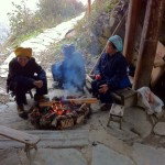Frauen machen Feuer in Pingan
