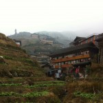 Der Ort Pingan umgeben von Reis-Terrassen