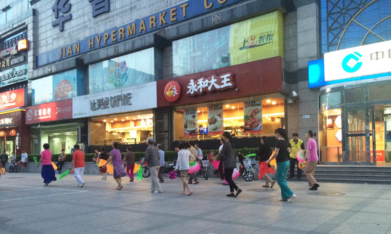 Straßenmusik und tanzende Chinesen in Peking